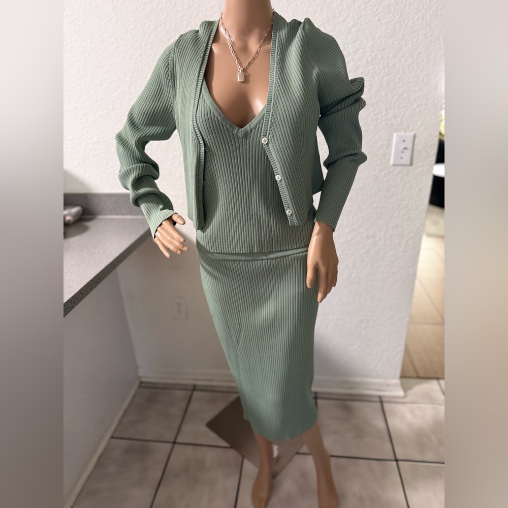 Elegant Green Ribbed Skirt Set